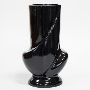 Черная ваза из полимербетона 01